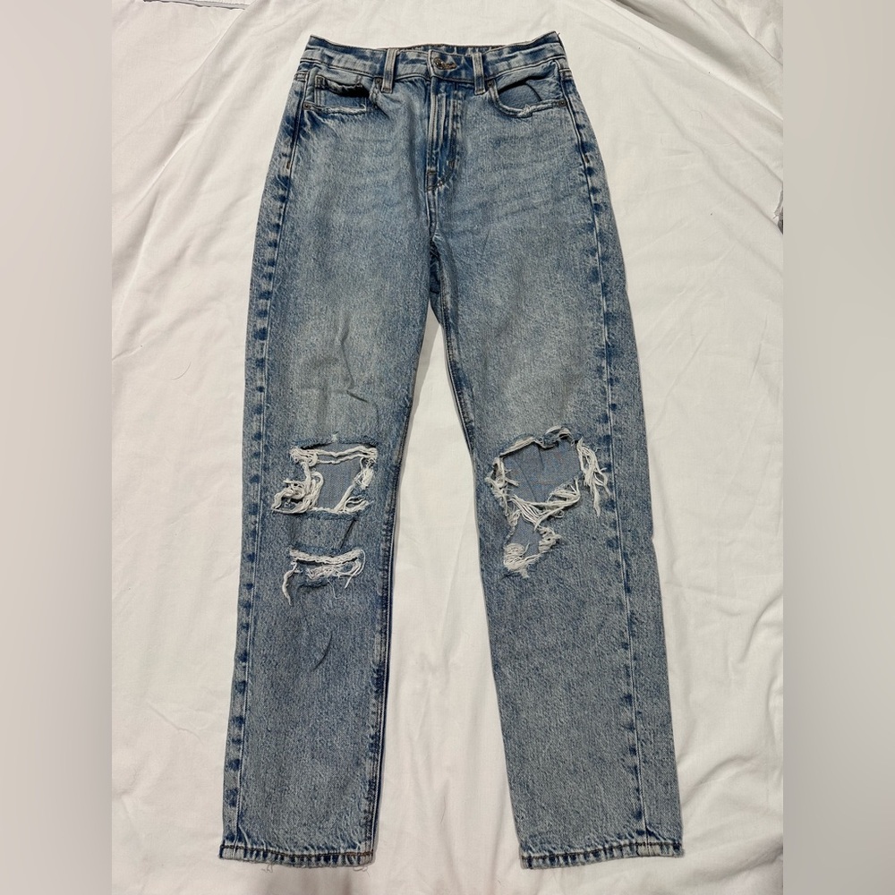 American Eagle size 2 Distressed Light Wash High-Rise Jeans